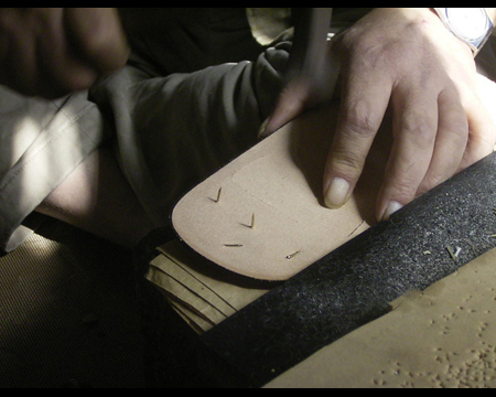 6.内側へ向くように打ち曲げる